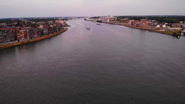 Воздушный Панорамный Вид Большую Реку Городе Грузовой Корабль Следует Водному — стоковое видео