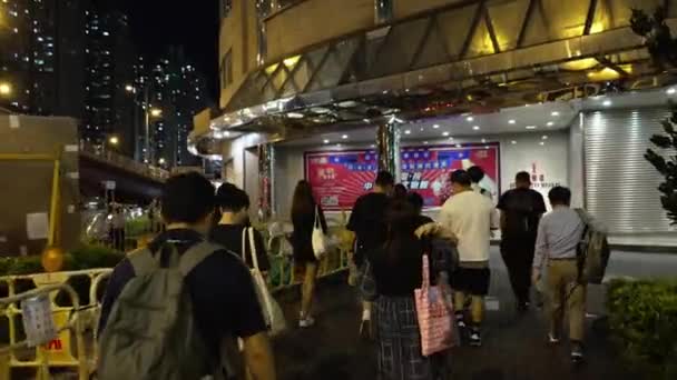 Πεζόδρομος Περπάτημα Νύχτα Στο Σύγχρονο Μητροπολιτικό Ασιατικό Υπόγειο Αστικό Τοπίο — Αρχείο Βίντεο