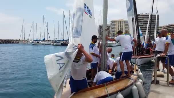 Latin Sail Boat Its Sailors Prepare Sails Set Sail Marina — Vídeos de Stock