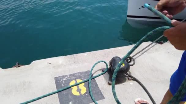 水手准备了一个水手结放在系泊护柱上 大加那利亚帕尔马斯西班牙 — 图库视频影像