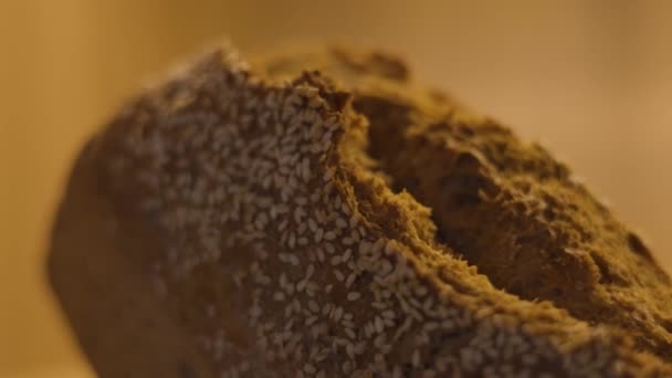 Krispig Skorpa Nybakat Bröd Med Mjöl Och Sesamfrön Kopiera Utrymme — Stockvideo