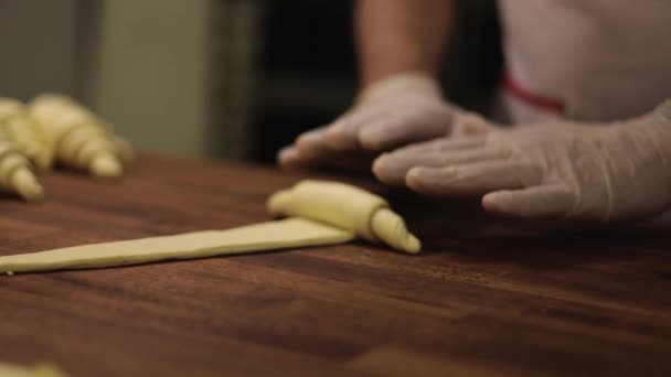 Pâtissier Mains Rouler Pâte Pour Préparer Des Croissants Sur Une — Video