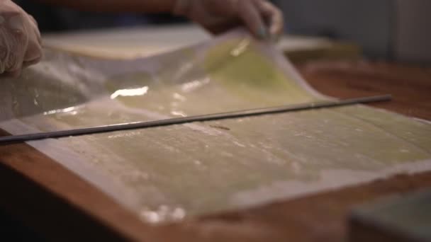 Camadas Finas Massa São Preparadas Mesa Pastelaria Para Sobremesas Com — Vídeo de Stock