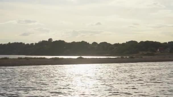 日没時に太陽光の反射で輝く海 空中ワイドショット — ストック動画