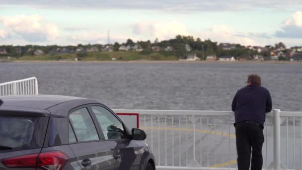 Homem Carro Bordo Ferry Durante Dia Largura — Vídeo de Stock