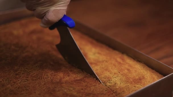 Šéfkuchař Pečiva Opatrně Krájí Nožem Plátků Zákusku Kadaifi Velkém Tácu — Stock video
