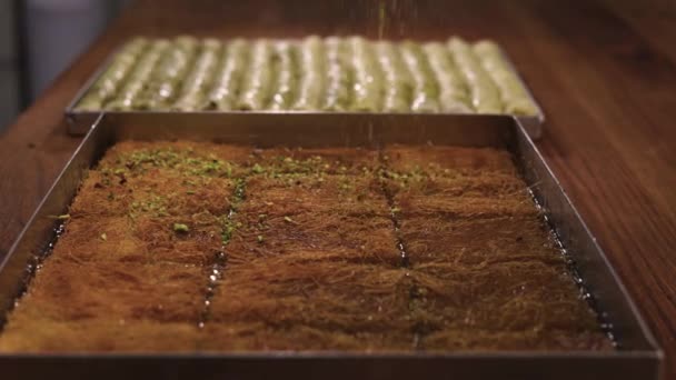 Десерт Kadaifi Коробке Кондитерскими Изделиями Посыпают Фисташками Сверху После Выпечен — стоковое видео