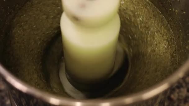 糕点机通过旋转螺旋桨把面团和种子混合在一起准备甜点 — 图库视频影像