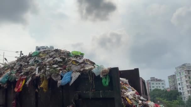Çöplerle Dolu Bir Konteynır Çevre Kirliliği Eğik Atış — Stok video