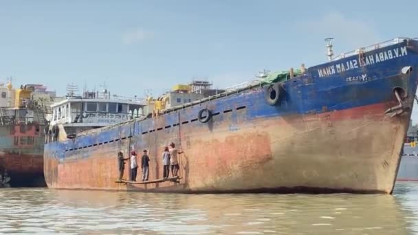 Sailing Looking Workers Balancing Plank Rusty Ship Using Hammers Dhaka — Video
