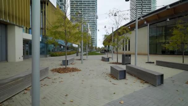 Caminando Entre Edificios Vaughan Metropolitan Centre Ontario Canadá Parque Vacío — Vídeo de stock