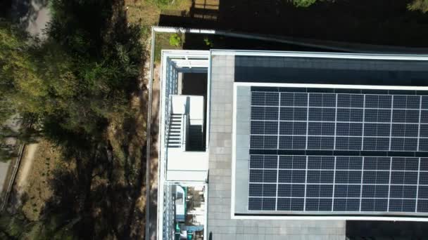 Luftaufnahme Über Photovoltaikpaneelen Die Sonnenenergie Auf Einem Haus Absorbieren Cenital — Stockvideo