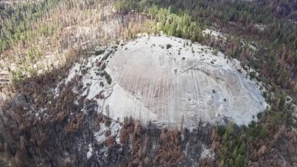 巨大なセコイア国立記念碑のドーム岩は 幅800メートルの花崗岩のモノリスで400フィートの高さです — ストック動画