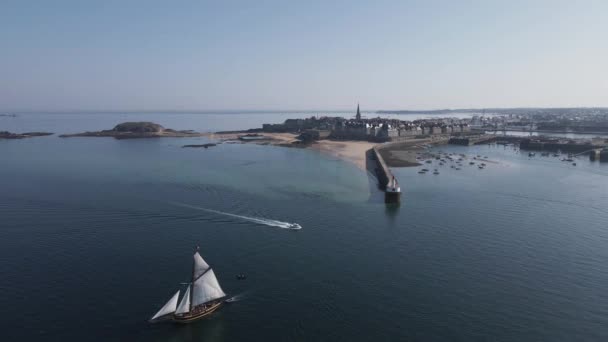 Navio Vela Frente Porto Turístico Saint Malo Bretanha França Para — Vídeo de Stock