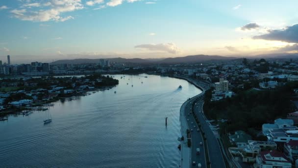 Drone Panning Výstřel Nad Hamilton Ukazuje Brisbane River Brisbane Cbd — Stock video