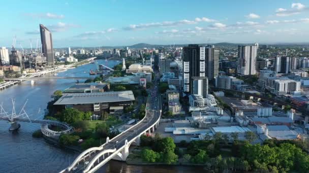 Drone Odtáhnout Záběr William Jolly Bridge South Bank West End — Stock video