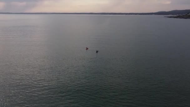 黄昏时分 由两艘皮划艇组成的圆形无人驾驶飞机在平静的海洋上空盘旋 宽射门 — 图库视频影像