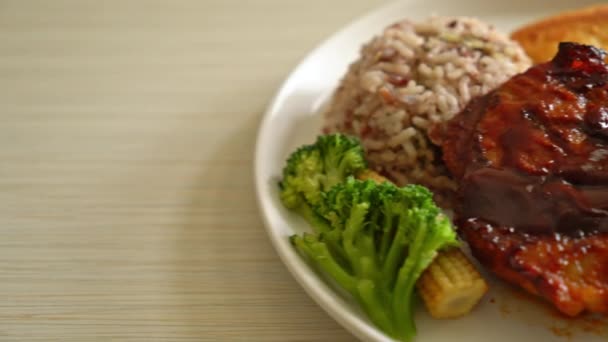 Barbecue Pork Steak Rice Berry White Plate — Vídeo de stock