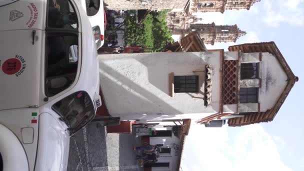 Vertikální Video Manévrování Taxíkem Úzké Silnici Městě Taxco Mexiku — Stock video