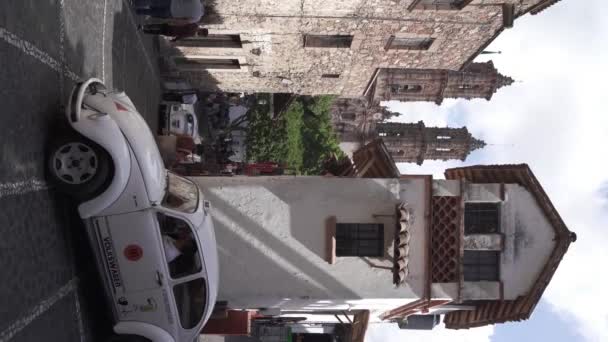Vídeo Vertical Taxi Maniobrando Camino Angosto Pueblo Taxco México — Vídeos de Stock
