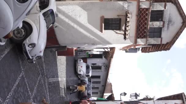 Vídeo Formato Vertical Táxi Uma Estrada Estreita Cidade Taxco México — Vídeo de Stock