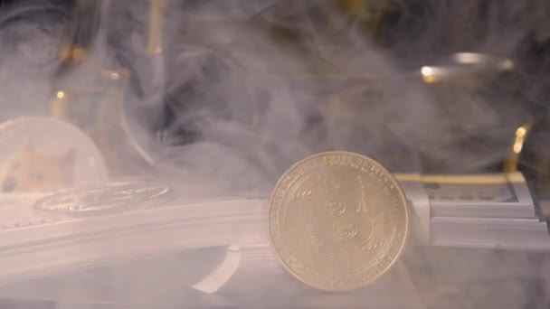 Moedas Criptografia Pilhas Notas Dólar Com Fumaça Difusa — Vídeo de Stock