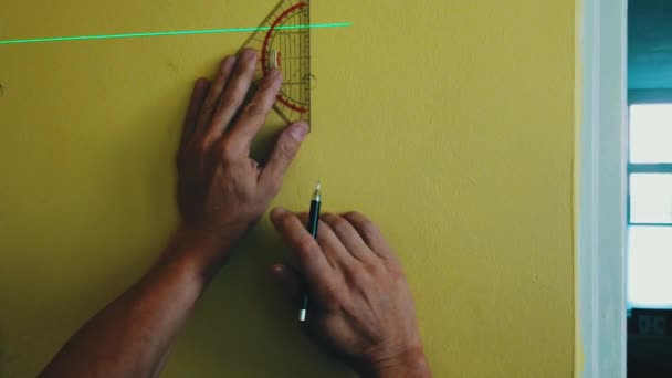 放大以缩小手与尺子的距离 测量墙壁上与懒人指针的距离 并标出位置 — 图库视频影像