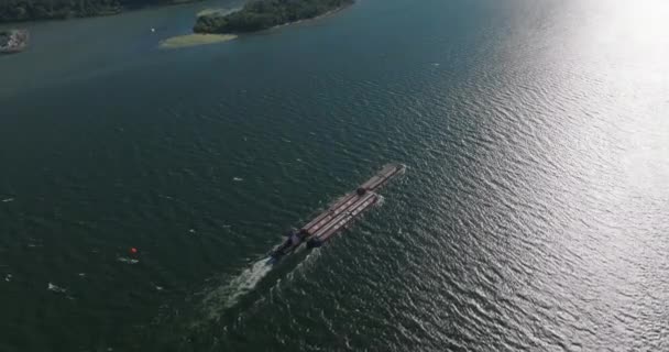 Een Drone Antenne Van Een Schip Dat Door Columbia River — Stockvideo