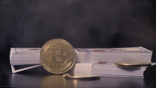 Cryptocoins Duas Pilhas Notas Cem Dólares Girando Lentamente Através Véu — Vídeo de Stock