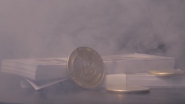 Bitcoins Oro Billetes Cien Dólares Que Revelan Través Del Humo — Vídeos de Stock
