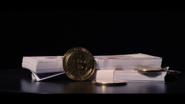 Cryptocurrency Και Στοίβες Των Εκατοντάδων Δολαρίων Που Περιστρέφονται Αργά Αντανάκλαση — Αρχείο Βίντεο