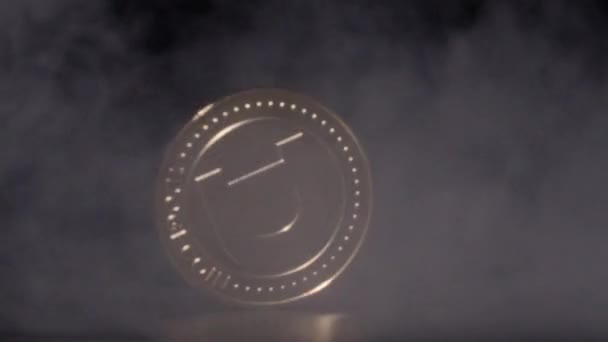 黒を背景にスローモーションで煙を通って回転ゴールドドージコイン — ストック動画
