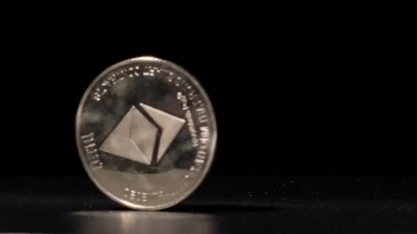 Närbild Gold Ethereum Spinning Slow Motion Mot Svart Bakgrund — Stockvideo