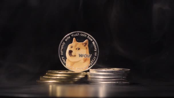 Doge Coin Und Stapel Von Kryptomünzen Mit Papierwährung Hintergrund — Stockvideo