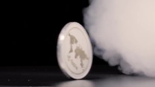 Wellenmünze Dreht Sich Zeitlupe Durch Rauch Vor Schwarzem Hintergrund — Stockvideo