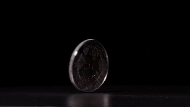 Ripple Κέρμα Περιστρέφεται Αργή Κίνηση Μαύρο Φόντο Και Αντανάκλαση Νόμισμα — Αρχείο Βίντεο