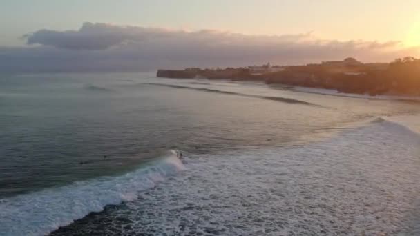 Endonezya Büyük Dalgalar Yakalayan Sörfçü Uluwatu Kıyılarında Güneşli Günbatımında — Stok video