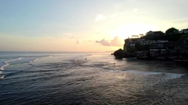Vista Aérea Del Atardecer Uluwatu Bali Isla Surfista Lugar Viaje — Vídeos de Stock