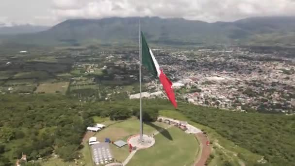 伊瓜拉格雷罗州墨西哥独立旗周围的空中时差轨道 — 图库视频影像