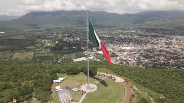Воздушные Вращения Вокруг Мексиканского Флага Над Городом Игуала Штате Герреро — стоковое видео