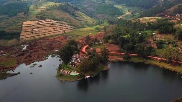 乌干达卡巴雷Bunyonyi湖滨鸟巢度假村的空中景观 无人机射中 — 图库视频影像