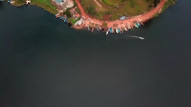 Pohled Shora Dolů Přístav Břehu Jezera Bunyonyi Ugandě Letecké Drone — Stock video