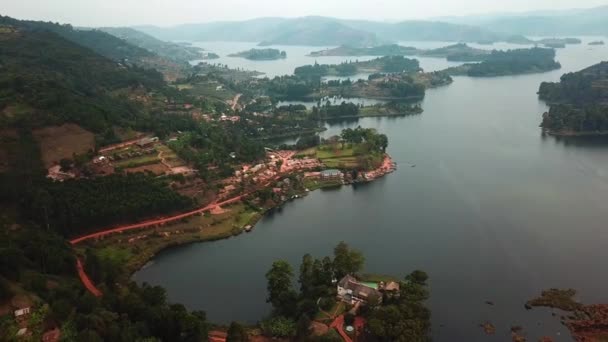 Vista Aérea Del Lago Bunyonyi Con Los Resorts Isla Kabale — Vídeo de stock
