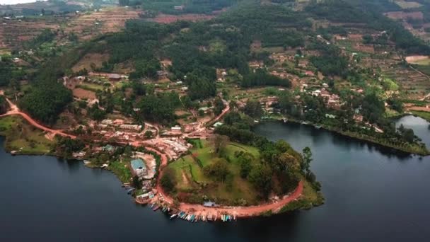 Vista Panorámica Aldea Idílica Rutinda Orilla Del Lago Bunyonyi Uganda — Vídeos de Stock