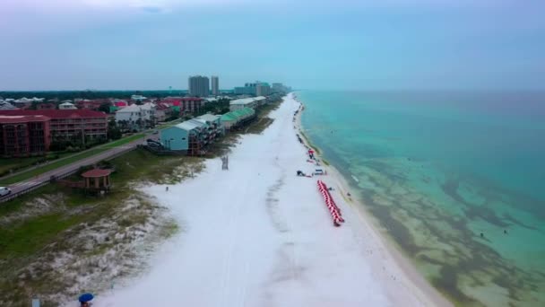 メキシコ湾の素晴らしい景色を望むデスティンフロリダ近くのミラマーの美しい白い砂浜を飛ぶドローンビュー — ストック動画