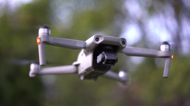 Drohne Schwebt Mit Licht Und Bewegungsunschärfe — Stockvideo