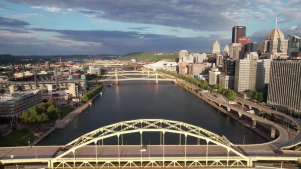 Traffic Pittsburgh Classic Steel Bridges Ballpark Downtown Skyline Long Low — Stock Video