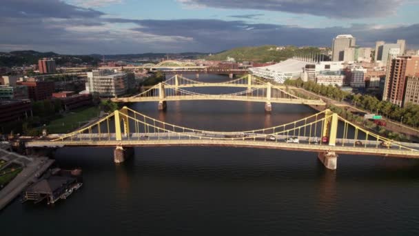 Tiro Clássico Rio Allegheny Pittsburgh Com Pontes Aço Amarelo — Vídeo de Stock