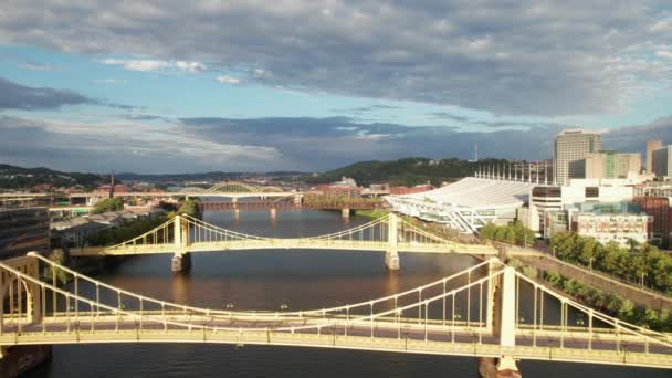 Schöne Antenne Der Klassischen Gelben Stahlbrücken Von Pittsburgh Zur Goldenen — Stockvideo