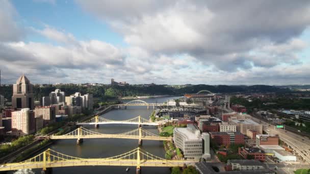 匹兹堡Allegheny河的无人机拍摄 经典的黄色钢桥 棒球体育场 市中心天际线 — 图库视频影像